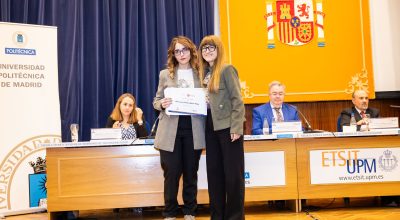 Belinda Misiego, jefa del área de Innovación de Isdefe, entrega uno de los galardones.